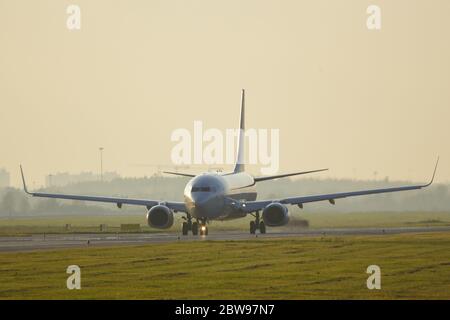 Schmalkörper-Flugzeug nach Landung Rollen auf der Landebahn im Sommer, kopieren Raum. Transport, Luftfahrtkonzept Stockfoto
