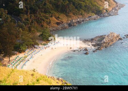 Andaman Meer aus der Luft. Blick von oben auf den tropischen Strand mit weißem Sand, kleinen Felsen und Stein, blaues klares Wasser an sonnigen Tag. Thailand, tropische Landschaft Stockfoto