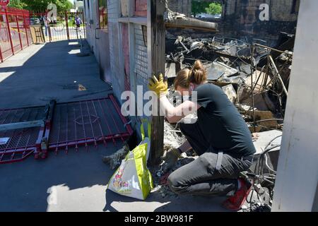 Minneapolis, MN, USA. Mai 2020. Randalierer verbrannten Gebäude in Minneapolis, Minnesota am 30. Mai 2020. Kredit: Damairs Carter/Media Punch/Alamy Live News Stockfoto