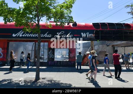 Minneapolis, MN, USA. Mai 2020. Randalierer verbrannten Gebäude in Minneapolis, Minnesota am 30. Mai 2020. Kredit: Damairs Carter/Media Punch/Alamy Live News Stockfoto