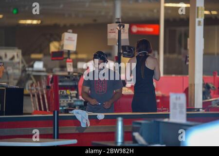 Minneapolis, MN, USA. Mai 2020. Randalierer durchsuchten Ziel in Minneapolis, Minnesota am 30. Mai 2020. Kredit: Damairs Carter/Media Punch/Alamy Live News Stockfoto