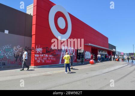 Minneapolis, MN, USA. Mai 2020. Randalierer durchsuchten Ziel in Minneapolis, Minnesota am 30. Mai 2020. Kredit: Damairs Carter/Media Punch/Alamy Live News Stockfoto