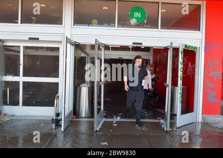 Minneapolis, MN, USA. Mai 2020. Randalierer durchsuchten Ziel in Minneapolis, Minnesota am 30. Mai 2020. Kredit: Damairs Carter/Media Punch/Alamy Live News Stockfoto