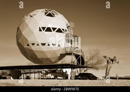 Geodätische Dome-Haus zwischen Kingman und Needles, Alamo Road, Arizona, USA nach dem molekularen Kohlenstoffatom von Richard Buckminster Fuller entworfen) Stockfoto