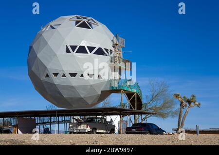 Geodätische Dome-Haus zwischen Kingman und Needles, Alamo Road, Arizona, USA nach dem molekularen Kohlenstoffatom von Richard Buckminster Fuller entworfen) Stockfoto