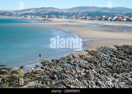 Borth,Strand,Urlaub,Meer,Resort,Norden,von,Aberystwyth,Ceredigion,on,a,sonnig,Mai,Tag,at,low,Tide,Ceredigion,West,Mid,Wales,Walisisch,UK,Vereinigtes Königreich. Küste,Küste,leer,Strand,Meer,wegen,an,Sperrung,während,Aufenthalt,Coronavirus,Covid 19,Pandemie,Virus,Englisch,und Touristen werden in Zukunft zu Hause bleiben,zu bleiben,Einschränkungen,zu Hause. Stockfoto