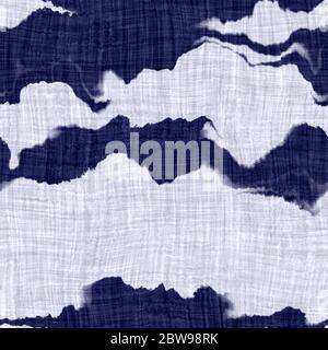 Nahtlose indigo Streifen Textur auf blau gewebte Boro Baumwolle gefärbten Effekt Hintergrund. Japanische wiederholen Batik widerstehen Muster. Verzweifelte Krawatte färben Bleichmittel Stockfoto