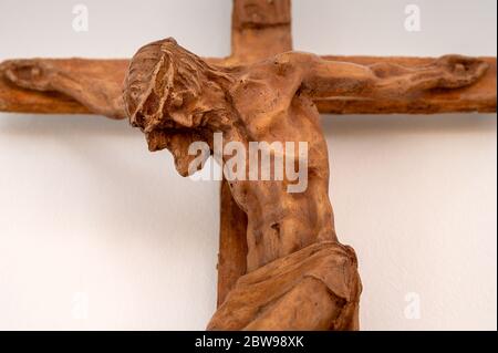 Skulptur von Jesus Christus am Kreuz als Teil des Kreuzwegees. Königin der Familie Katholische Kirche in Bratislava, Slowakei. Stockfoto