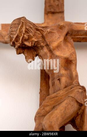 Skulptur von Jesus Christus am Kreuz als Teil des Kreuzwegees. Königin der Familie Katholische Kirche in Bratislava, Slowakei. Stockfoto