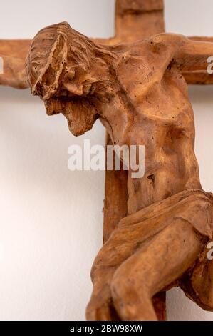 Skulptur von Jesus Christus am Kreuz als Teil des Kreuzwegees. Königin der Familie Katholische Kirche in Bratislava, Slowakei. Stockfoto