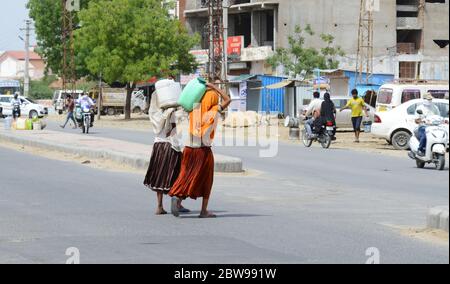 Beawar, Indien. Mai 2020. Frauen tragen Krüge gefüllt mit Trinkwasser aus einem Straßenanschluss während eines heißen Sommertages, in Beawar. (Foto von Sumit Saraswat/Pacific Press) Quelle: Pacific Press Agency/Alamy Live News Stockfoto