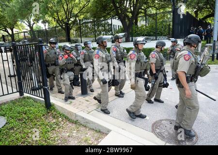 Austin, Texas, USA. Mai 2020. Texas State Police Wache der Texas Governor's Mansion in Austin, um Demonstranten davon abzuhalten, auf das Gelände zu kommen, nachdem frühere Spritzlackierung ein Dutzend Tags auf dem Südeingang des Capitols hinterlassen hatte. Mindestens eine Person wurde verhaftet, als die Proteste gegen George Floyds Tötung landesweit fortgesetzt wurden. Kredit: Bob Daemmrich/ZUMA Wire/Alamy Live News Stockfoto