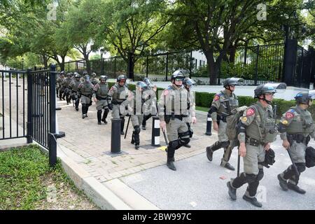 Austin, Texas, USA. Mai 2020. Texas State Police Wache der Texas Governor's Mansion in Austin, um Demonstranten davon abzuhalten, auf das Gelände zu kommen, nachdem frühere Spritzlackierung ein Dutzend Tags auf dem Südeingang des Capitols hinterlassen hatte. Mindestens eine Person wurde verhaftet, als die Proteste gegen George Floyds Tötung landesweit fortgesetzt wurden. Kredit: Bob Daemmrich/ZUMA Wire/Alamy Live News Stockfoto
