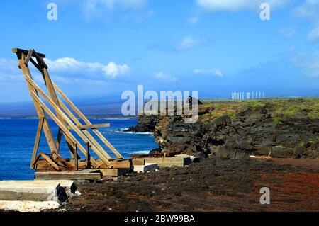 Kanuhuter liegt am Rand der Klippen am South Point auf der Big Island von Hawaii. Camper Zelt und Angelstangen können im Hintergrund gesehen werden. Aqua Wasser an Stockfoto