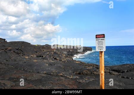 Gefahr, fernhalten, wird am Rand der Klippen gepostet. Hawaii Volcanoes National Park warnt die Besucher vor den Gefahren der Lava gehärteten Klippen gebildet, wenn Mau Stockfoto