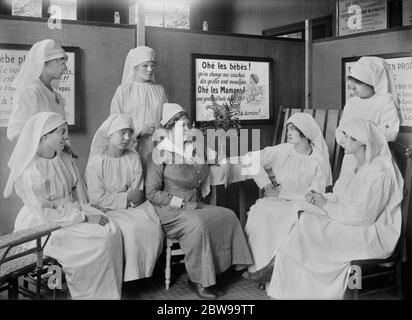 Miss Smythe, Leiterin der Krankenschwester des Amerikanischen Roten Kreuzes und Mitarbeiter von Freiwilligen, Teilnahme an der Kinderschutzausstellung in St. Etienne, Frankreich, Lewis Wickes Hine, Fotografiersammlung des Amerikanischen Roten Kreuzes, Juli 1918 Stockfoto