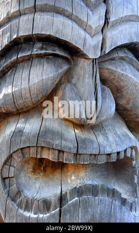 Extreme Nahaufnahme der hawaiianischen Statue im Puuhonua O Honaunau National Histoical Park auf der Big Island von Hawaii. Stockfoto