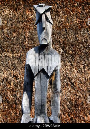 Holztiki stehen Wache im Puuhonua o Honaunau National Historical Park auf der Big Island von Hawaii. Stockfoto