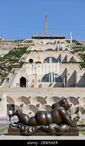 'Mujer Fumando un Cigarrillo' (eine Zigarette rauchende Frau), von Fernando Botero. Yerevan Cascade Complex, Armenien Stockfoto