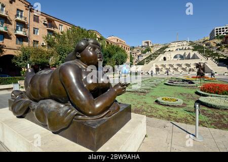 'Mujer Fumando un Cigarrillo' (eine Zigarette rauchende Frau), von Fernando Botero. Yerevan Cascade Complex, Armenien Stockfoto