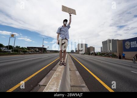 Austin, Texas, USA. Mai 2020. Tausende versammeln sich am Polizeihauptquartier und blockieren die Interstate 35 in Austin. Beide Richtungen protestieren gegen die Ermordung von George Floyd und andere während der Polizeigewahrsam verlorene Menschenleben. Der Protest spiegelte sich dutzende bundesweit als Amerikaner sich gegen angebliche Polizeibrutalität gegen schwarze Bürger versammelten. Kredit: Bob Daemmrich/ZUMA Wire/Alamy Live News Stockfoto
