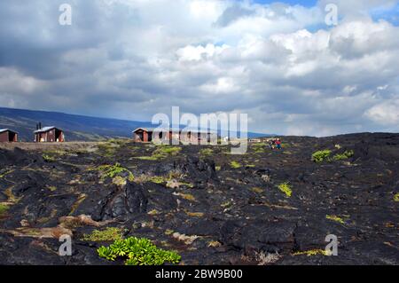 Der Vulkan Kilheaua ist mit vog gefüllt, da er weiterhin aktiv ist. Besucher erkunden das Lavafeld am Ende der Chain of Craters Road in Ha Stockfoto