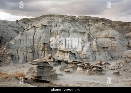 NM00269-00...NEW MEXICO - Hell gefärbter, geschichteter Sandstein bei Sonnenuntergang in der Bisti Wildnis. Stockfoto