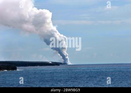 Der Vulkan Kilauea wirft neue Lava in den Ozean und an den Rand der Big Island von Hawaii. Stockfoto