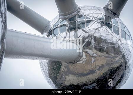 Nahaufnahme der zentralen Handlungsfeldern des Atomiums in Brüssel, Belgien Stockfoto