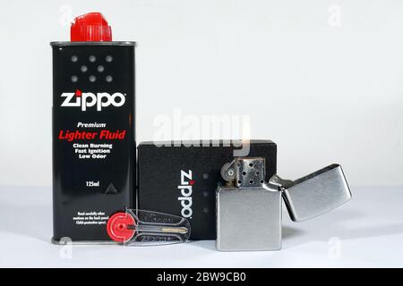 Ein Mustersatz von zippo-Produkten für Werbung. Foto aufgenommen in einem Geschäft in Benguet, Philippinen am 10. Oktober 2019. Stockfoto