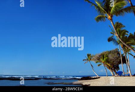 Strandbesucher genießen den besten verfügbaren Erholungsort für einen Urlaub. Blauer Ozean, Sandstrand, blauer Himmel und schiefe Palmen verzaubern AHH mit allem Capit Stockfoto