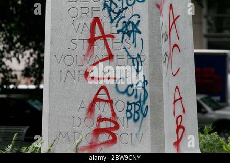 Portland, USA. Mai 2020. Vernagelt Fenster und bemalte Graffiti am 30. Mai 2020 sind Anzeichen für den größten Aufruhr Portland, Oregon seit mindestens 35 Jahren, wo letzte Nacht Demonstranten protestierten die Polizei Tötung von George Floyd in Minneapolis, MN am 25. Mai. (Foto von John Rudoff/Sipa USA) Quelle: SIPA USA/Alamy Live News Stockfoto