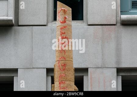 Portland, USA. Mai 2020. Vernagelt Fenster und bemalte Graffiti am 30. Mai 2020 sind Anzeichen für den größten Aufruhr Portland, Oregon seit mindestens 35 Jahren, wo letzte Nacht Demonstranten protestierten die Polizei Tötung von George Floyd in Minneapolis, MN am 25. Mai. (Foto von John Rudoff/Sipa USA) Quelle: SIPA USA/Alamy Live News Stockfoto