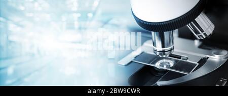 Compound Mikroskop und Glas-Folie im Labor blau weichen medizinischen Gesundheit Wissenschaft Web-Banner Hintergrund Stockfoto