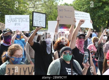 Clayton, Usa. Mai 2020. Protestierende marschieren hinunter den Forest Park Parkway, in Clayton, Missouri am Samstag, 30. Mai 2020, schließen die Straße, singen und halten Zeichen protestierend gegen den Tod des unbewaffneten schwarzen Mannes George Floyd in den Händen eines Polizeibeamten in Minneapolis. Foto von Bill Greenblatt/UPI Quelle: UPI/Alamy Live News Stockfoto