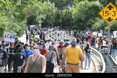 Clayton, Usa. Mai 2020. Protestierende marschieren hinunter den Forest Park Parkway, in Clayton, Missouri am Samstag, 30. Mai 2020, schließen die Straße, singen und halten Zeichen protestierend gegen den Tod des unbewaffneten schwarzen Mannes George Floyd in den Händen eines Polizeibeamten in Minneapolis. Foto von Bill Greenblatt/UPI Quelle: UPI/Alamy Live News Stockfoto