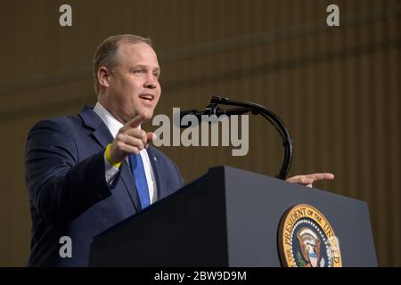 NASA-Administrator Jim Bridenstine spricht im Fahrzeugbau nach dem Start einer SpaceX Falcon 9 Rakete, die das Raumschiff Crew Dragon auf der NASA-Mission SpaceX Demo-2 mit den NASA-Astronauten Robert Behnken und Douglas Hurley an Bord trägt, am 30. Mai 2020, Im Kennedy Space Center der NASA in Florida. Eine neue Ära der menschlichen Raumfahrt beginnt, als amerikanische Astronauten zum ersten Mal seit dem Abschluss des Space Shuttle Programms im Jahr 2011 wieder mit einer amerikanischen Rakete vom amerikanischen Boden in die erdarme Umlaufbahn starten. NASA Foto von Bill Ingalls/UPI Stockfoto