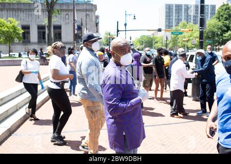 Newark, New Jersey, USA. Mai 2020. Bürgermeister RAS J. BARAKA, nachdem er die George Floyd Proteste und die Ungerechtigkeit, die unsere Gemeinden während einer Pressekonferenz im Rathaus in Newark, New Jersey verwüstet hat, angesprochen hatte. Kredit: Brian Branch Price/ZUMA Wire/Alamy Live News Stockfoto