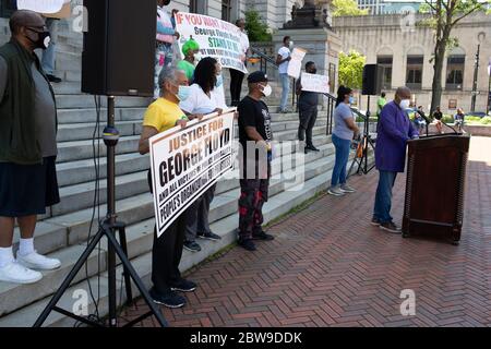 Newark, New Jersey, USA. Mai 2020. Bürgermeister RAS J. BARAKA, rechts, spricht die Proteste und die Ungerechtigkeit an, die unsere Gemeinden während einer Pressekonferenz im Rathaus in Newark, New Jersey, heimgesucht haben. Kredit: Brian Branch Price/ZUMA Wire/Alamy Live News Stockfoto