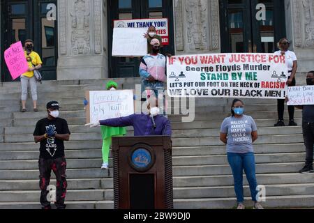 Newark, New Jersey, USA. Mai 2020. Bürgermeister RAS J. BARAKA, nachdem er die George Floyd Proteste und die Ungerechtigkeit, die unsere Gemeinden während einer Pressekonferenz im Rathaus in Newark, New Jersey verwüstet hat, angesprochen hatte. Kredit: Brian Branch Price/ZUMA Wire/Alamy Live News Stockfoto