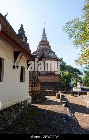 Wat Chet Yot Tempel, ฺB.E. 1998 König Bhumibol Adulyadej der 9. König der Mangrai Dynastie erbaut aus Laterit mit Stuckmotiven verziert. Ist ein Bodh Stockfoto