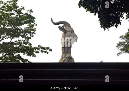 Die Skulptur der fünf Rams befindet sich auf dem Yuexiu-Hügel im Yuexiu-Park in Guangzhou. Sie stellt die fünf Widder dar, die der Stadt ihren Spitznamen „Stadt der Rams“ gaben. Stockfoto