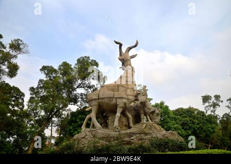 Die Skulptur der fünf Rams befindet sich auf dem Yuexiu-Hügel im Yuexiu-Park in Guangzhou. Sie stellt die fünf Widder dar, die der Stadt ihren Spitznamen „Stadt der Rams“ gaben. Stockfoto