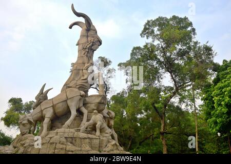 Die Skulptur der fünf Rams befindet sich auf dem Yuexiu-Hügel im Yuexiu-Park in Guangzhou. Sie stellt die fünf Widder dar, die der Stadt ihren Spitznamen „Stadt der Rams“ gaben. Stockfoto