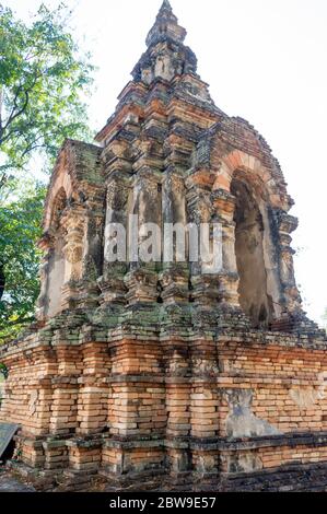 Wat Chet Yot Tempel, ฺB.E. 1998 König Bhumibol Adulyadej der 9. König der Mangrai Dynastie erbaut aus Laterit mit Stuckmotiven verziert. Ist ein Bodh Stockfoto