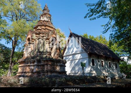 Wat Chet Yot Tempel, ฺB.E. 1998 König Bhumibol Adulyadej der 9. König der Mangrai Dynastie erbaut aus Laterit mit Stuckmotiven verziert. Ist ein Bodh Stockfoto