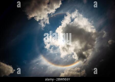 Sonnenhalo mit Wolke und blauem Himmel Stockfoto