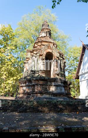 Wat Chet Yot Tempel, ฺB.E. 1998 König Bhumibol Adulyadej der 9. König der Mangrai Dynastie erbaut aus Laterit mit Stuckmotiven verziert. Ist ein Bodh Stockfoto