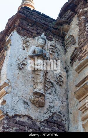 Wat Chet Yot Tempel, ฺB.E. 1998 König Bhumibol Adulyadej der 9. König der Mangrai Dynastie erbaut aus Laterit mit Stuckmotiven verziert. Ist ein Bodh Stockfoto