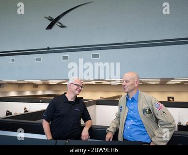 Cape Canaveral, Vereinigte Staaten von Amerika. 30 Mai 2020. Benji Reed, Leiter des Crew-Mission-Managements bei SpaceX, links Und Stephen Koerner, Direktor des Flight Operations Directorate im Johnson Space Center der NASA, rechts, nach dem erfolgreichen Start überwacht den Start einer SpaceX Falcon 9 Rakete, die das Raumschiff Crew Dragon von der Missionskontrolle im Kennedy Space Center trägt 30. Mai 2020 Cape Canaveral, Florida. Die Raumsonde brachte die Astronauten Douglas Hurley und Robert Behnken auf ihrem Weg zur Internationalen Raumstation in die Umlaufbahn. Quelle: Joel Kowsky/NASA/Alamy Live Ne Stockfoto